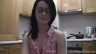 شقراء رائعة مع هيئة مذهلة يحاول ممارسة الجنس الشرجي عند الذهاب إلى الديون.