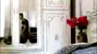 شرموطة عربية تخلي زميلها الجاميع يفتح كسها و لا تزال تعشق زبه في كسها