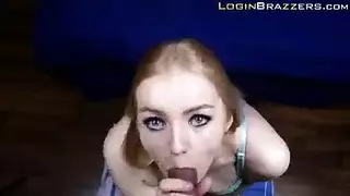 شقراء جميلة في جنسي الملابس الداخلية الحمراء هو الحصول على بوسها قلص يمسح في الحمام