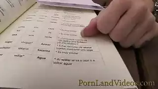 تفتح له فلقاتها الجميلة الكبيرة حتى يدخل زبه في كسها الابيض و هو يغلي من الشهوة تفتح له فلقاتها الجميلة الكبيرة حتى يدخل زبه في كسها الابيض و هو يغلي من الشهوة