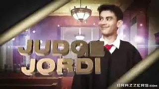 القاضي النياك يضاجع الميلفاية المطلقة في المحكمة ويدخله زبه في كسها على الواقف