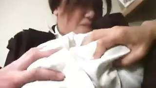 قررت كتكوت آسيوي مفلس البدء في ممارسة روتين التمرين ، في صالة الألعاب الرياضية ، لإرضاء نفسها