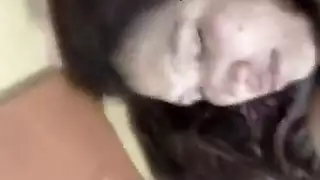 ركب قرنية كارلا جاي ديك زوجها بينما كان يقوم بعمل فيديو مع فتاتها. ركب قرنية كارلا جاي ديك زوجها بينما كان يقوم بعمل فيديو مع فتاتها.