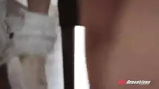 الأم الشقراء الدلوعة وأحلى مص وتدليك لزب ابنها المراهق في سريره وركوب لزبره المنتصب