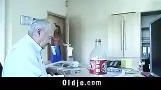 الخادمة تجعل الرجل العجوز يشعر انه شاب لما تمص له زبه و تعطيه كسها و طيزها لينيكها الخادمة تجعل الرجل العجوز يشعر انه شاب لما تمص له زبه و تعطيه كسها و طيزها لينيكها