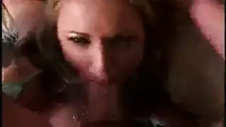 بنوك بريانا تغوي زميلها في الغرفة وذهب إلى غرفة نومه لجعل الحب معه.