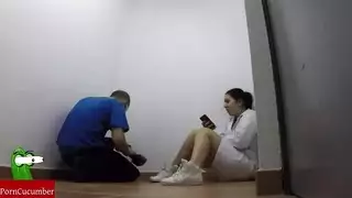 الممرضة الهيجانة بشدة تفتح رجولها و تخلي عامل الصيانة يلحس كسها و ينيكها