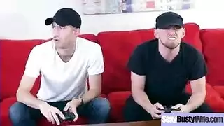 زوج هايج ماسك زبه المنتصب و مراته عارية يقفش بزازها وينيكها عالويب كام