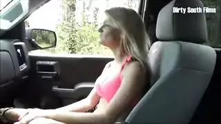 فتاة جميلة في سن المراهقة تريد أن تود سيارة زوج أمها و الشرط أن ينيك كسها الصغير