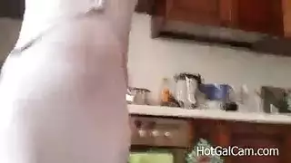 نكت أمي في المطبخ بعد ما رأتها مرتدية ملابس مثيرة ضيقة مجسمة عليها نكت أمي في المطبخ بعد ما رأتها مرتدية ملابس مثيرة ضيقة مجسمة عليها
