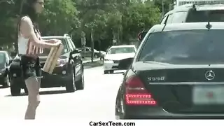 التبول في السيارة خلف المطعم