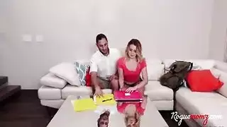 أمي شقراء، مع الثدي الكبيرة تستخدم حزام من أجل الحفاظ على نفسها راضية أمي شقراء، مع الثدي الكبيرة تستخدم حزام من أجل الحفاظ على نفسها راضية