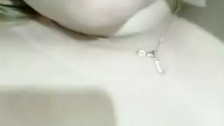 خبطت فتاة واحدة من الخداع الكبيرة جنبًا إلى جنب مع كائن نحيف واحد