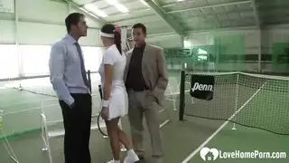 اثنين من الاطفال سمراء عاطفي ولعق بعضهم البعض وفرك شق رطب بعضهم البعض فوق بعضها البعض