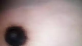 عاهرة جميلة تضغط برفق على صدرها ، بينما لا يوجد أي شخص آخر في المنزل لرؤيتها عاهرة جميلة تضغط برفق على صدرها ، بينما لا يوجد أي شخص آخر في المنزل لرؤيتها