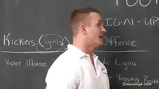 صغيرتي أحمر الشعر تلميذة هو مص ديك معلمها للحفاظ عليه من خلع سرواله. صغيرتي أحمر الشعر تلميذة هو مص ديك معلمها للحفاظ عليه من خلع سرواله.